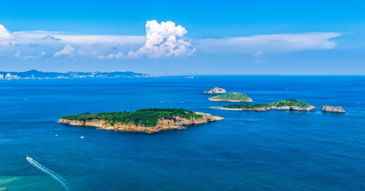 大连：碧空映白帆，游船逐浪行